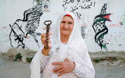 Palestinian refugee keeping the dispossessed property key since 1948