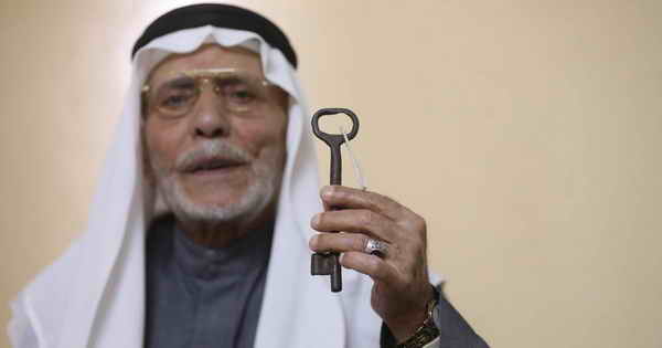 Palestinian refugee keeping the dispossessed property key since 1948