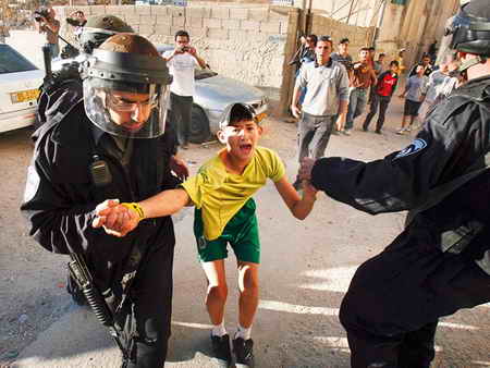 Israeli soldiers arresting a Palestinian child