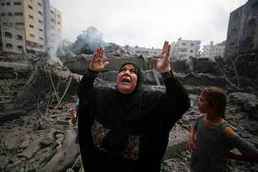 dispair of Palestinian woman in Gaza after Israeli bombardment